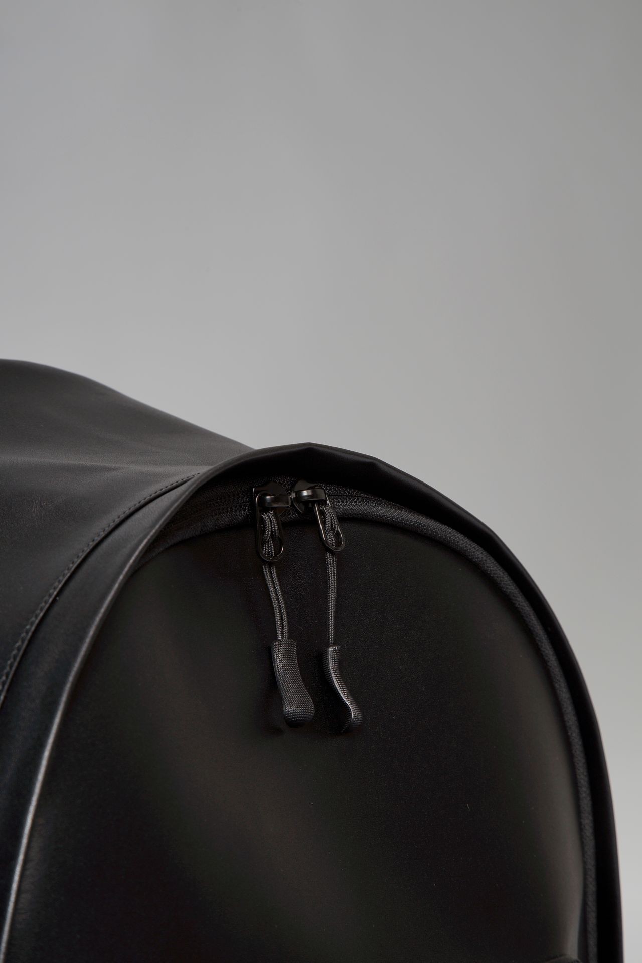 Backpack in genuine leather made by Adiantes