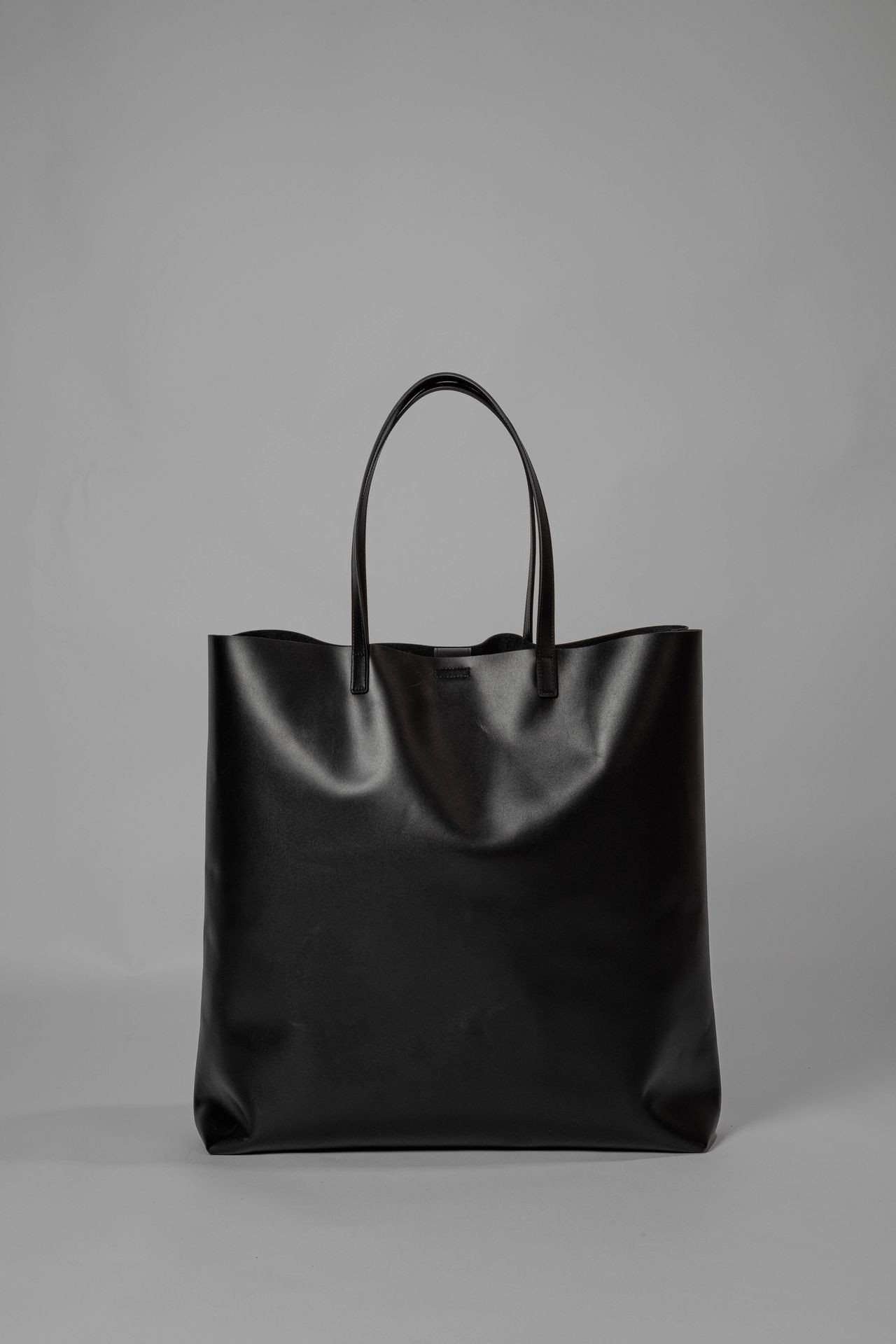 Tote in genuine leather made by Adiantes